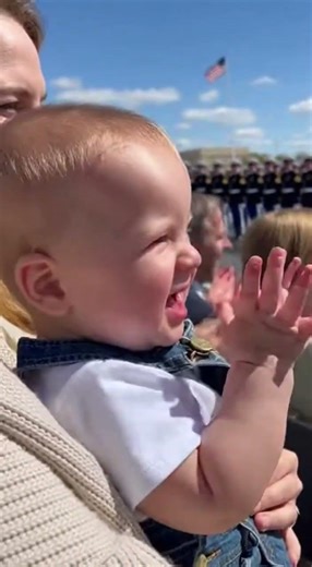 Baby Starts Clapping for Soldiers at Graduation Ceremony 🇺🇸👏#shorts#military#heartwarming #wholesome