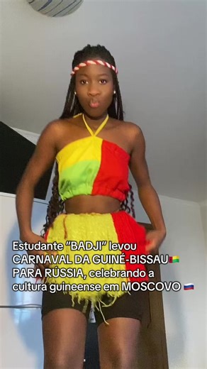 Estudante “BADJI” levou CARNAVAL DA GUINÉ-BISSAU🇬🇼2026 PARA RÚSSIA, celebrando a cultura guineense em MOSCOVO 🇷🇺@itsbadji5🍫💃🏼 Moscovo pode estar coberta de neve, mas na noite de ontem o coração de um jovem guineense fez o sol da África aquecer a capital russa. Enquanto o Carnaval 2026 explode de cor e tambores em Bissau, do outro lado do mundo, um filho da Guiné tratou de manter viva a chama da tradição. Badji, estudante guineense que vive em Moscovo, celebrou à sua maneira os quatro dias