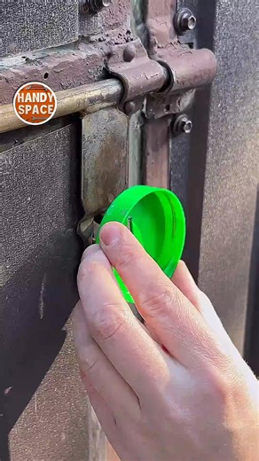 No More Stuck Locks_ Lifehack with Bottle and Padlock_ _tricks _tips | Handy Hacks