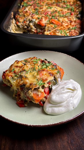 Lust auf etwas Herzhaftes? Wie wäre es mit meinem leckeren Gemüsekuchen-Rezept! 🤤 Einfach zuzubereiten und voller Geschmack. Perfekt für ein gesundes Mittagessen oder als Snack zwischendurch. 🤤😍 Liebe Grüße Lilly Zutaten: 4EL Mehl 3 Eier 150-200ml Milch 100 g geriebener Käse 2 Zucchini, in dünnen Scheiben geschnitten 1 rote Paprika, in dünnen Streifen geschnitten 2 Möhren, in dünnen Scheiben geschnitten 200g Champignons, in Scheiben geschnitten 1 Zwiebel, gehackt 2 Knoblauchzehen, gehackt 1EL
