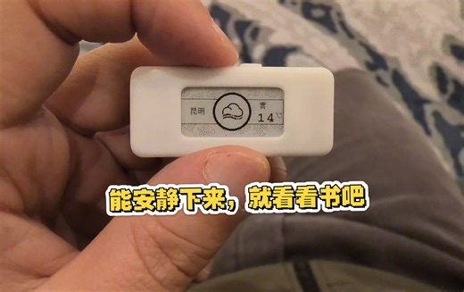 长大后的时间被拆成一块块碎片分给不同角色，除了工作，想不被打扰做一件喜欢的事情，已经变成奢望。很久没能读完一本完整的书了，这也许就是我做这个小小阅读器的原因吧