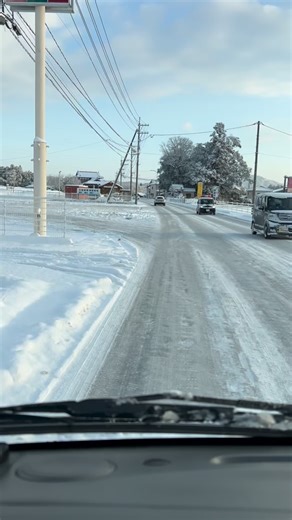 Koti- コティー カフェ on Instagram: "今日はなんとか無事🏠 着いてオープン-𝙊𝙋𝙀𝙉- 出来ました💮 ご心配お掛けしました⛄️ 今日もみんな笑顔で ヾ(๑⃙⃘´ꇴ｀๑⃙⃘)ﾉ 頑張ろ└( 'ω')┘ムキッ #koticafe #雪 #朝の風景 #広島カフェ #ログハウスカフェ"