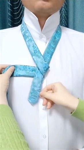 The Easiest Way to Tie a Necktie (Beginner Tutorial)