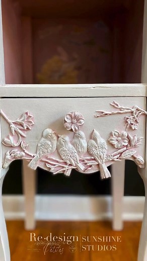 @sunshine__studios Littlest Sunshine was so surprised 💜 (wait for the end!). I painted this piece in Fusion raw silk and a blend of different pinks. I used the following Redesign with Prima® products: Avian Love Decor mould® Cherry Blossom Decor mould® Fairy Flowers Decor transfer® Finnabair white pearl metallique wax . . . . #dyismalls #smallhomedecor #redesignsmalls #finnabair #redesignwithprima #primamarketinginc #gothicdecor #camillus #syracuseartist #mycolourfulupcycle #revamp #revamped #a