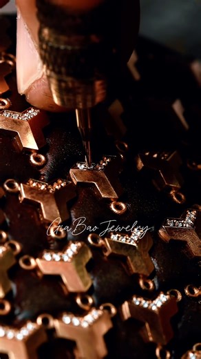 1M views · 10K reactions | Quy trình làm cực khổ lắm quý anh chị ơi dễ ăn đâu Mấy anh chị guột muốn xem thêm nhiều video nữa thì link tui để dưới bình luận nha | Gia Bảo Jewelry - Bạch Vân Quận 5 | Facebook