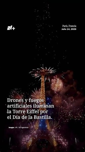 Espectáculo de pirotecnia y drones para celebrar el Día de La Bastilla en la Torre Eiffel