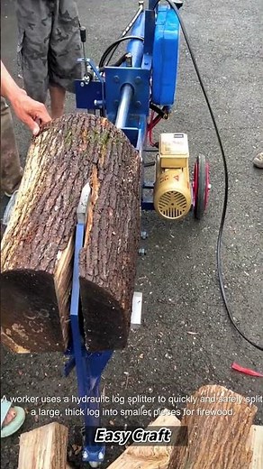 The process of splitting a log with a hydraulic splitter