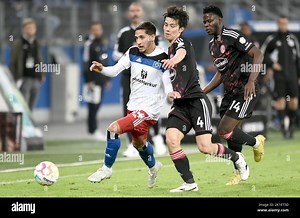 Hamburg, Germany. 17th Sep, 2022. Soccer: 2nd Bundesliga, Hamburger SV - Fortuna Düsseldorf, Matchday 9, Volksparkstadion. Ludovit Reis (HSV, left) in front of Ao Tanak and Kwadwo Kyeremeh Baah. Credit: Michael Schwartz/dpa - IMPORTANT NOTE: In accordance with the requirements of the DFL Deutsche Fußball Liga and the DFB Deutscher Fußball-Bund, it is prohibited to use or have used photographs taken in the stadium and/or of the match in the form of sequence pictures and/or video-like photo series