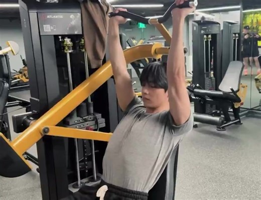— Look at him working out! 🏋🏻😍 | 𝑨𝒈𝒖𝒔𝒕 𝑫 𝑬𝒏𝒕𝒉𝒖𝒔𝒊𝒂𝒔𝒕