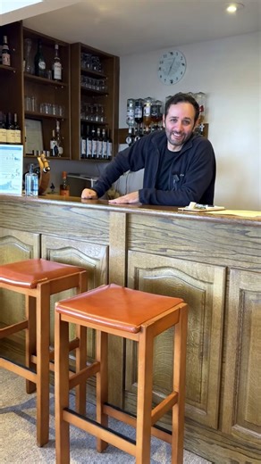 Você CONFIARIA num “BAR da HONESTIDADE”? Você confiaria num bar sem atendente? Aqui nas Ilhas Falkland (também conhecidas como Ilhas Malvinas), existe o “Honest Bar”, ou Bar da Honestidade: você pega a bebida, anota o que consumiu e paga depois. Simples assim. Sem câmera, sem caixa, sem ninguém vigiando. Agora me conta: isso funcionaria onde você mora? #confiança #honestidade #desafio #comercio #ética | Manual do Mundo