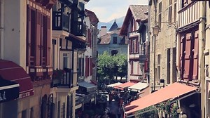 Saint-Jean-de-Luz, Ciboure et Bayonne sont labélisées Ville d’Art et d’Histoire ! De nombreuses visites thématiques et originales ont lieu toute l’année et vous permettent de découvrir le patrimoine et l’histoire de ces villes ! Programme : https://www.terreetcotebasques.com/fr/villes-d-art-et-d-histoire/ Vidéo : @Pays basque Tourisme Donibane Lohitzune, Ziburu eta Baiona Arte eta Historiako Herria labelatuak dira ! Bisita tematikoak eta bereziak iragaiten dira urte osoan eta herri honen ondarea