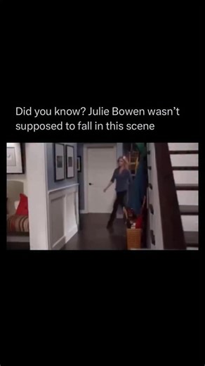 How Everything Works on Instagram: "Julie Bowen is best known for her role as Claire Dunphy on Modern Family, where her sharp timing and physical comedy helped define one of television’s most memorable sitcom characters. In one hallway scene, Claire was meant to slip on eggs as part of the gag, but Bowen lost her footing more than intended and took a much harder tumble than the choreography called for. The fall wasn’t planned to be that dramatic, but her natural reaction made the moment even fun
