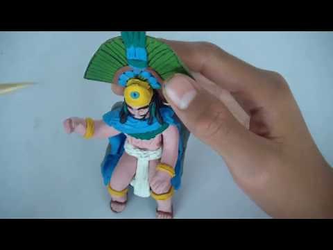 Tlatoani Moctezuma y su ancestral penacho de plastilina.