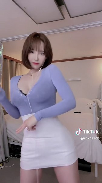 Charming Dance Moves from a Beautiful Performer