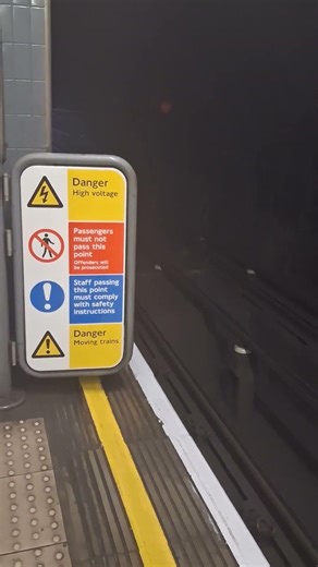 The Amazing Victoria Line Arriving At Stockwell #Trains #TrainJourneys #Shorts