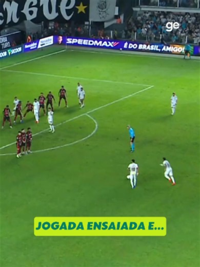 Em jogada ensaiada, Gabigol é derrubado por Luiz Araújo, e Daronco marca mais um pênalti para o Santos. Na cobrança, Neymar deixa tudo igual: 2 a 2. #futebol #santos #flamengo #brasileirão #ge