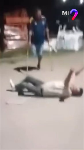 Canal 9 Litoral on Instagram: "DIVERTIDA CARRERA DE AMIGOS EN HASENKAMP 😄 El domingo por la noche, un grupo de amigos protagonizó un momento divertido en Hasenkamp: una carrera entre dos personas con movilidad reducida. 😂 La postal se viralizó en redes por el espíritu de un grupo de amigos que pueden tomarse las diferencias con humor. Video: @informatik_villaguay"