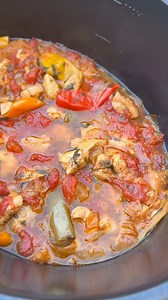 Recette simple à la mijoteuse : poulet aux poivrons 🫑 Vous m'en direz des nouvelles ! Pour 4 personnes : 4 filets de poulet Sel 1 oignon 1 ail 1 filet d'huile d'olive 2 gros poivrons (ou petits) 1 grosse tomates Quelques feuilles d'estragon Mijoteuse : 4h en mode "Hi" Marmitte : 1h à feu doux Cookéo : 8 min (après avec doré le tout) penser à ajouter un peu d'eau | Chocmiel cuisine