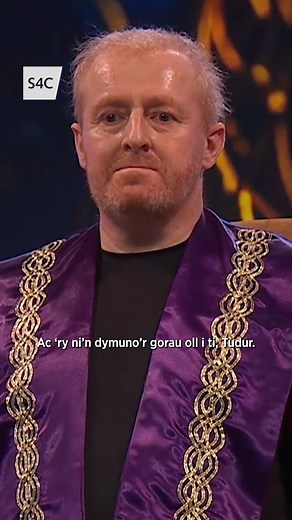 9.3K views · 116 reactions | Dyma flas o ‘Dinas’, awdl y Gadair gan y Prifardd Tudur Hallam, enillydd Cadair Eisteddfod Genedlaethol Wrecsam 2025. A preview of ‘Dinas’, Tudur Hallam’s winning awdl (ode) from Wrecsam Eisteddfod 2025.  Dinas, gan Tudur Hallam: Awdl Y Gadair ▶️ YouTube S4C #S4C | S4C | Facebook