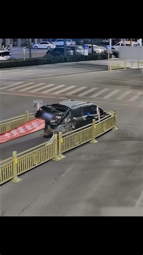 男子酒驾撞车，拖行护栏后逃逸，已被依法拘留。｜中国内蒙古 交通事故 安全驾驶 #accident #drunk #driver #hit #run #police #capture #China