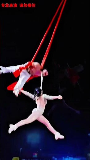 Two acrobats performed a wonderful show on stage during the Spring Festival🥳