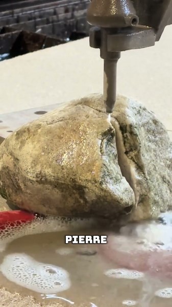 This machine can cut metal with water