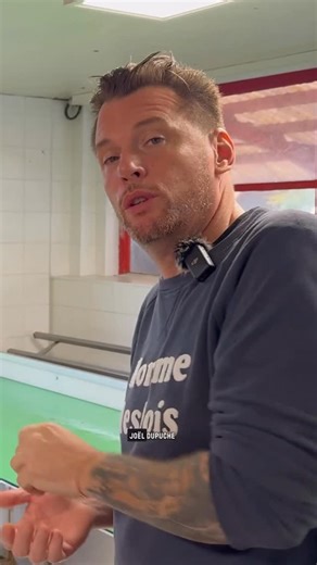 78K views · 4K reactions | Comment ouvrir une huître ? Le tuto de @dupuchjoel 寧 Et surtout pour éviter les accidents  #chef #food #huitres #cuisine #cheflife #tutorial #astuce | Norbert Tarayre | Facebook