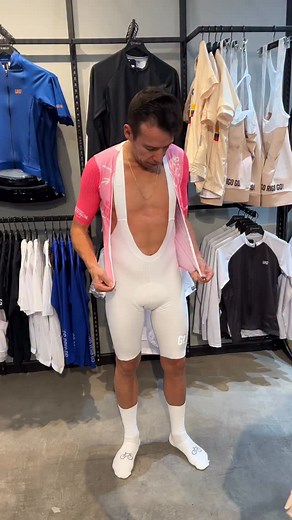 ¡Nuevos colores en nuestra pantaloneta KM200! Y jersey KM100 en colab con @manzanapostobon pa’ que asegure la navidad. 🎄 🚴‍♂️ Y ojo 👀, por comprar esta pinta, recibes GRATIS 1 moto acompañamiento de hasta 4 horas. Mejor dicho para que salga a estrenar con toda la seguridad. 🏍️ | GO RIGO GO