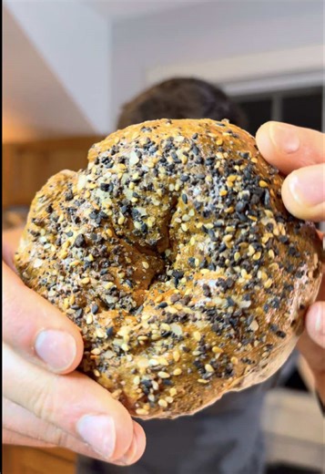 3-Ingredient Protein Bagels 🥯 Skip the store bought bagels and make your own with a few simple ingredients. Macros (Makes 2 large or 4 smaller bagels) (Macros per 1 of 4 bagels 👇) Calories – 225 Protein – 12g Carbs – 41g Fat – 0g Ingredients 200g Bread Flour 200g 0% Plain Greek Yogurt 1 tbsp Baking Powder 1 Egg Seasonings Garlic Powder Salt Everything Bagel Seasoning (for topping) How to make 1️⃣ Add bread flour, Greek yogurt, baking powder, garlic powder, and salt into a bowl. Mix until combi
