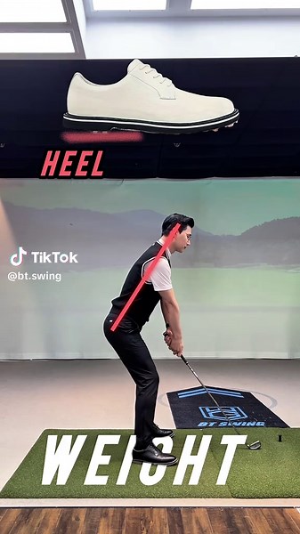 “ Lesson Summary “ 체중을 어디에 두느냐에 따라 스윙은 달라집니다 신발끈 중앙에 두면 안정적인 스윙을 만들 수 있습니다 하지만 백스윙에서 상체가 들린다면 앞꿈치에 체중을 두고 연습해 보세요 작은 변화가 큰 교정을 만듭니다 Your swing depends on where you place your weight Placing it over the shoelaces keeps you stable But if your upper body lifts in the backswing Shift your weight toward the toes instead A small change can fix a big problem 体重の位置によってスイングは変わります 靴ひもの中央に置けば安定したスイングができます しかしバックスイングで上体が浮くなら つま先に体重を乗せて練習してみてください 小さな変化が大きな修正につながります 重心放在哪里，挥杆就会不同 放在鞋带中间可以保持稳定 但如果上半身在上杆时抬起 请尝试