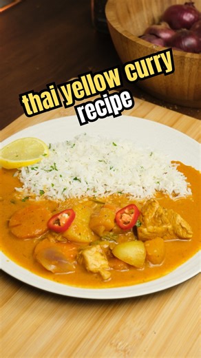 SRG YATHRA on Instagram: "Easy Thai-Style Yellow Curry 🍛 This is a quick and easy Thai-style yellow curry made with simple, easily available ingredients—not traditional, but super tasty 😋 Homemade Yellow Curry Paste: Blend or pound together: • Ginger (instead of Thai galangal) • 5–6 garlic cloves • Chopped lemongrass • 2 cardamom pods • Lemon peel or lemon zest • ½ tsp cumin seeds • 1 tbsp Kashmiri chilli powder • 1½ tsp turmeric powder • 1 tsp black pepper or peppercorns • 1 tsp coriander pow