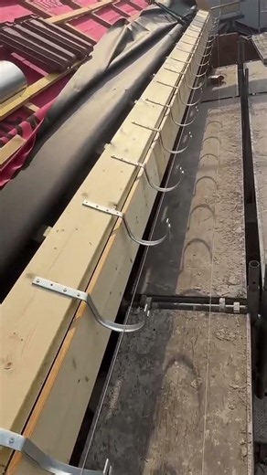 The Secret to Perfect Roof Gutter Slope 📏#GutterInstallation #RoofingLife #ConstructionCraft