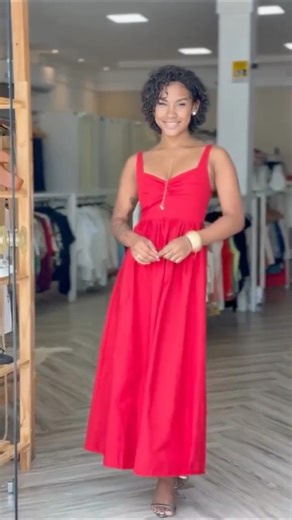Tropical Modas | Multimarcas on Instagram: "Vermelho que é puro poder ❤️✨ Esse vestido é a definição de elegância com atitude! Com alças delicadas, decote que valoriza o colo e modelagem fluida que traz movimento e leveza, ele é perfeito para eventos, jantares, festas ou até aquele look marcante para o fim de semana. A cor vibrante ilumina a produção e garante presença por onde você passar. É aquele modelo que veste bem, destaca a silhueta e faz você se sentir ainda mais confiante 💃🔥 ✔️ Caimen