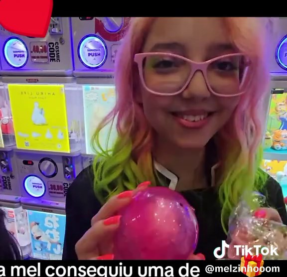 Mel Jogando na Máquina de Gacha: Conquistas e Surpresas
