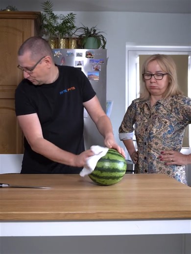 😅🍉🧼🥋💥#relationshipproblems #funnyfails #watermelondrama #couplegoalsish I thought it was romance… turns out it was a kung fu lesson.