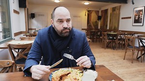 Készen álltok egy igazi belvárosi lakomára? 😋 Hétvégén az „otthon ízei” költöznek a Széchenyi térre: szaftos pörköltek, ropogós rántott kedvencek és az a bizonyos „nagymamás hangulat” 😍 🎉 És persze most sem hagytuk NYEREMÉNYJÁTÉK nélkül a Szeged365 Familyt: a Napfény Műteremmel kisorsolunk köztetek egy 4 fős hétvégi ebédet, csupán annyi a dolgotok, hogy kommentben megjelölitek azokat, akikkel végig kóstolnátok a ropogós, szaftos finomságokat! Sorsolás szerdán 14:00-kor, figyeljétek a Szeged36