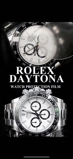 Rolex 126500 | Watch Protective Film “Steel Flame Racing｜Steel Flame Racing ignites the eternal track fire on the Oystersteel case.” 🏁 Material & Structure 40mm Oystersteel 904L stainless steel case One-piece black Cerachrom ceramic tachymeter bezel Three-link solid Oyster bracelet with Oysterlock folding clasp 🐼 Dial Aesthetics White lacquered dial with black spiral-patterned chronograph subdials 18K white gold applied hour markers with Chromalight blue luminescent coating Redesigned lugs wit