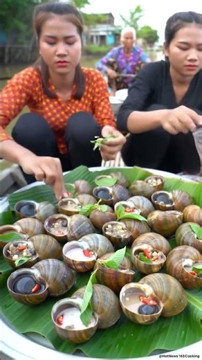 AMAZING COOK: Steamed Giant Snails in Coconut Cream, Sold in Banana Leaf Boats