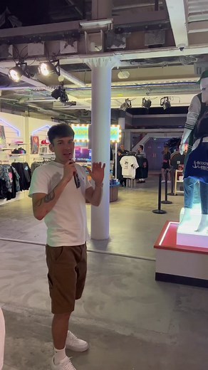 Abbiamo scoperto cosa rende il Pop Up di Stranger Things un'esperienza indimenticabile per tutti i nostri più grandi fan! ❤️‍🔥 We got the inside scoop on what makes the Stranger Things Pop Up an unforgettable experience for all of our greatest fans! ❤️‍🔥 #StrangerThingsPopUp #StrangerThings #Netflix