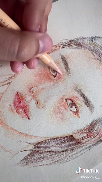 Replying to @카나이 #voiceeffects How to skin painting 🧤🍉☁️✨ ตรงไหนไวเกินไป หรือสงสัยตรงไหนถามได้เลยคับ เราอาจจะอธิบายงงๆ นิดหน่อย ㅜㅜ #colorpencil #painting #minji #newjeans #howto #howtopaint #skinpainting #fyp