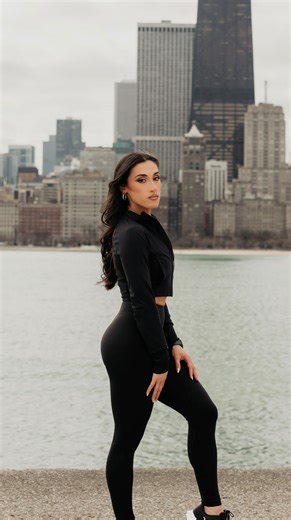 𝙄𝙛 𝙮𝙤𝙪’𝙧𝙚 𝙖 𝙬𝙤𝙢𝙖𝙣 𝙬𝙝𝙤’𝙨 𝙘𝙤𝙣𝙨𝙩𝙖𝙣𝙩𝙡𝙮 “𝙨𝙩𝙖𝙧𝙩𝙞𝙣𝙜 𝙤𝙫𝙚𝙧” — 𝙩𝙝𝙞𝙨 𝙞𝙨 𝙥𝙧𝙤𝙗𝙖𝙗𝙡𝙮 𝙬𝙝𝙮.⁣ ⁣ It’s not because you’re lazy.⁣ It’s not because you lack discipline.⁣ It’s because you’re stuck in the all-or-nothing mentality.⁣ ⁣ You set the bar high.⁣ You tell yourself you’re going all in.⁣ You try to overhaul everything at once.⁣ ⁣ And when life inevitably gets busy…work deadlines, relationships, stress, exhaustion. You can’t maintain that extreme standard.⁣