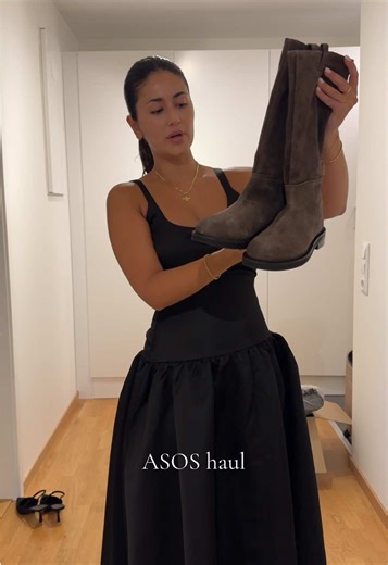 Perfekt att jag inte kan knäppa någon av klänningarna 🤠 håller ni med om att klänning 2 är snyggast? 🖤 #haul #asoshaul #getdressedwithme #klänning