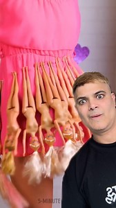 Uso las muñecas de la niña para vestirse a la moda... | Familia Montreal