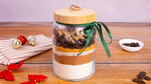 Homemade Cake Mix in a Jar: The Perfect Christmas Gift!