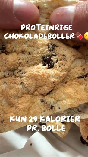 Gustav Andersen Salinas on Instagram: "Proteinrige chokoladeboller 🍫💪 Uden mel, fulde af protein ✨ Kun ca. 29 kalorier pr. bolle 🔥 Pisk 150 g æggehvider, tilsæt 9 g Maizena, lidt sødemiddel og 30 g knuste chokoladestykker uden tilsat sukker. Form ni små boller og bag dem ved 180° i 5–10 minutter. Så let – så lækkert 😍 Jeg blev inspireret af en TikTok-blogger fra Sydamerika og har tilpasset opskriften, så den passer perfekt til mine klienter 🌎 Mine klienter får succes, fordi jeg hele tiden f