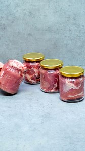 1.5M views · 15K reactions | Incearca acest truc si nu vei mai cumpara mezeluri niciodata! Ingrediente sare cu nitrați: 15 g busuioc uscat: 3 g nucșoară: 3 g oregano: 3 g piper negru: 2 g usturoi: 15 g ceafă de porc: 2 kg ienibahar boabe: 5 g piper negru boabe: 5 g frunze de dafin: 2 g apă: 4 l ouă: 2 buc sare: 3 g roșii: 1 buc ceapă roșie: 1 buc ardei iuți marinați: 20 g cașcaval: 50 g | Cookrate - Romania | Facebook