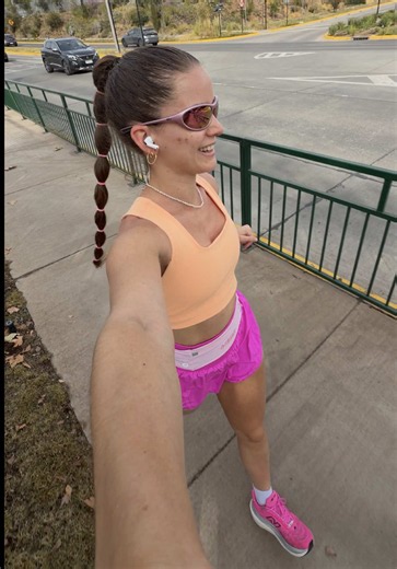 Siempre me preguntan si paro de correr en los entrenamientos, y la respuesta es: depende! 🚦🏃🏼‍♀️✨ Cuando corremos en ciudad, muchas veces no nos queda otra opción. Y eso no hace que tu entrenamiento valga menos! 💖 Es mucho mejor salir a correr y tener que parar un par de veces, que no salir! Y si recién estás empezando y necesitas caminar o parar para recuperarte, también está perfecto ✨ lo importante es seguir sumando kilómetros y disfrutar el proceso 🫶🏼 Ustedes paran en los semáforos? 👀