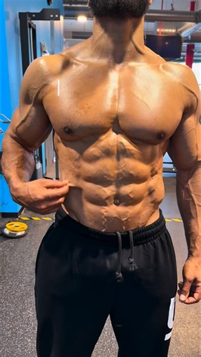 ℙete | Online Coach on Instagram: "Like many other ab machines, this one falls short when it comes to feeling core engagement, with a limited, fixed, and awkward range of motion, allowing cheating by using momentum. The incline bench cable sit-up provides a better range of motion with constant tension, making it harder to use momentum to cheat. Without the fixed position and range of motion, it allows you to also work on stability, an essential function of the core muscles. The same goes for the