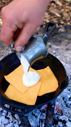 Insane Fast Cheesy Pasta Cooked in Cast Iron