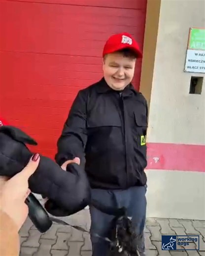 🧸🐶 Dziś Dzień Miłośników Pluszaków! Z tej okazji chcemy pokazać Wam podróż Eliota do jego nowego domu - OSP Sorkwity. Ekipa zajmuje się tam nim doskonale! Skąd wiemy? Bo wcześniej przeprowadziliśmy u nich warsztaty edukacyjne i uczestnicy spisali się na medal! 🏅 Chcecie, żeby Eliot wybrał się również do Was? Zajrzyjcie do naszego sklepiku na Zarzutce 🌐 zrzutka.pl/2z7mcx | Working Dogs
